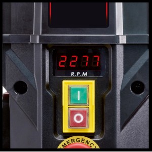 Detailaufnahme: LCD-Anzeige und Bedienelemente der Einhell TE-BD 750 E Säulenbohrmaschine.