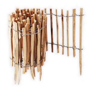 5m Staketenzaun aus Haselnuss, 50cm hoch, Lattenabstand 4-6cm, mit Draht verbunden.