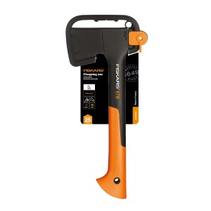 Fiskars Universalaxt X7-XS: Kleine Axt mit orangefarbenem Griff und Klingenschutz.