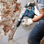Bosch Professional GSH 5 CE Schlaghammer im Einsatz beim Stemmen einer Wand.
