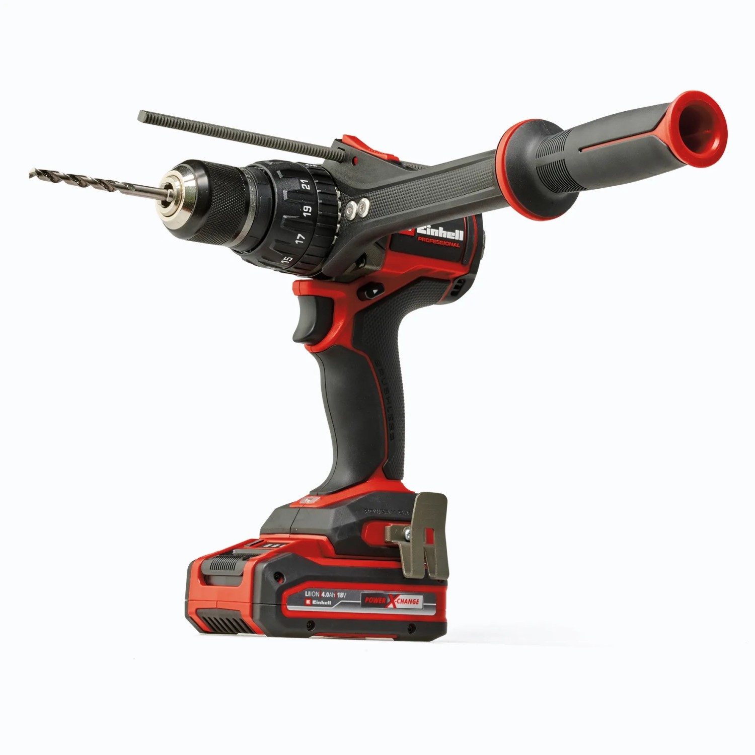 Einhell Akku-Schlagbohrschrauber TP-CD 18/120 Li-i BL-Solo mit Zusatzhandgriff und eingesetztem Bohrer.