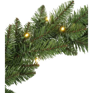 Detail eines grünen PVC-Kranzes, 45 cm, mit warmweißen LED-Lichtern. Festliche Dekoration.