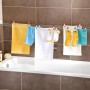 Leifheit Wandtrockner Rollfix 210 über Badewanne mit Wäsche. Ausziehbarer Wäscheständer für Bad oder Balkon.