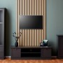 Akustikpaneele Holz 60x60 cm als TV-Wand im Wohnzimmer. Natürliche Holzlamellen auf schwarzem Filz für Schallschutz.