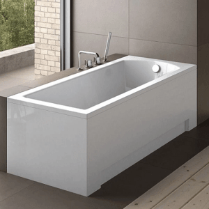 Weiße rechteckige Acryl-Badewanne MODERN 150x70 mit Verkleidung und Armatur im Badezimmer.