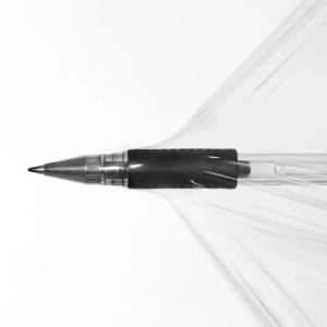 Detailaufnahme einer mit weißer Stretchfolie umwickelten Stiftspitze.