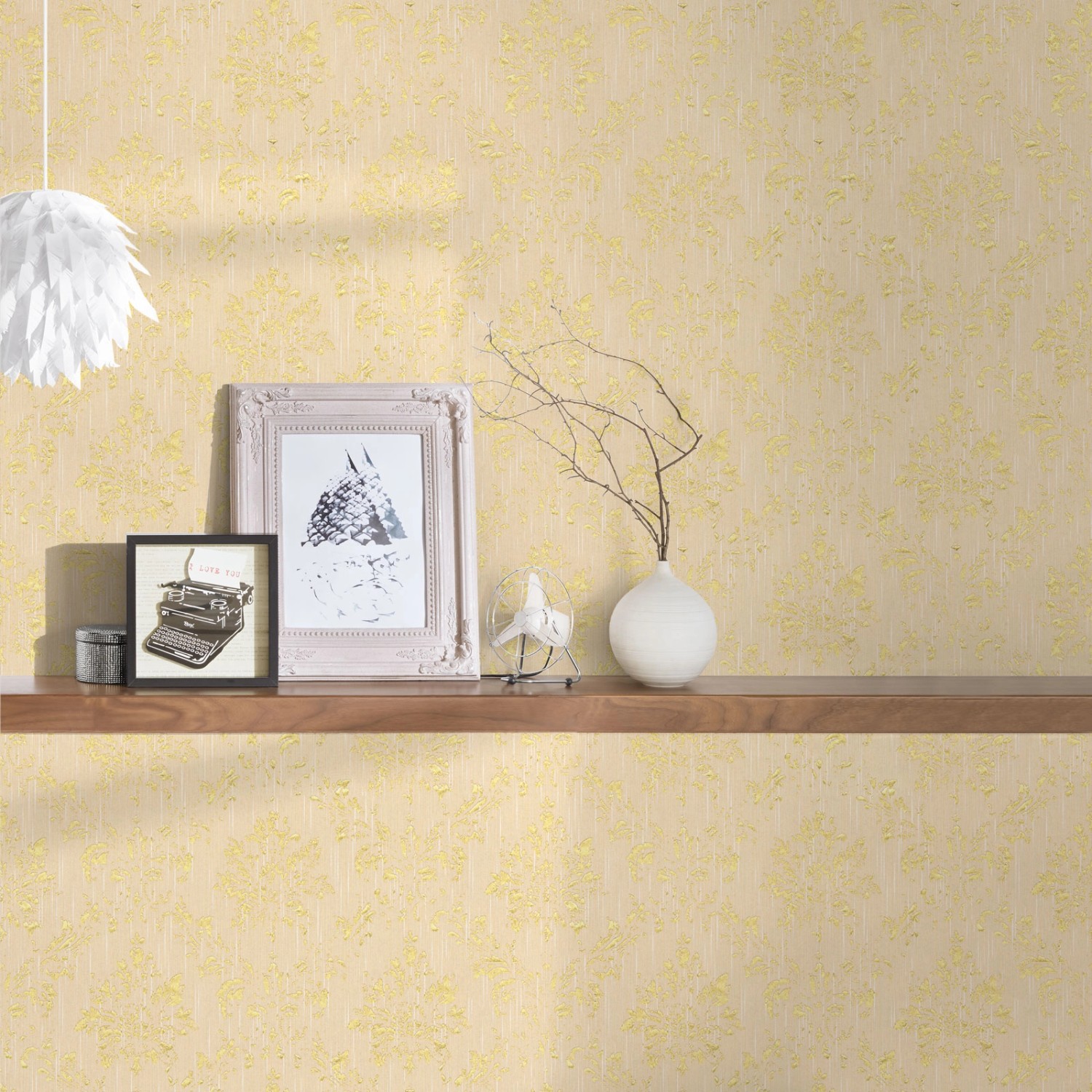 Nahaufnahme der Bricoflor Ornament Tapete in Creme Gold mit Barockmuster und Textilstruktur.