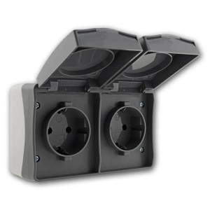 ChiliTec NUQUI Feuchtraum 2-fach Steckdose, horizontal, IP54, grau, mit geöffneten Klappdeckeln.