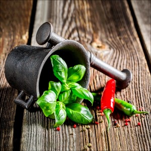 Glasbild: Basilikum im Mörser mit Chili auf Holz, 20x20 cm. Küchenbild mit Kräutern.