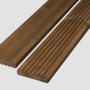 Braune Terrassendiele aus Nadelholz mit 6 Rillen, druckimprägniert.