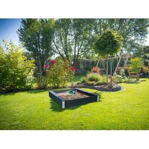 Grauer WPC Sandkasten (110x110x32cm) im Garten mit Spielzeug. Ideal für Kinder zum Spielen im Freien.