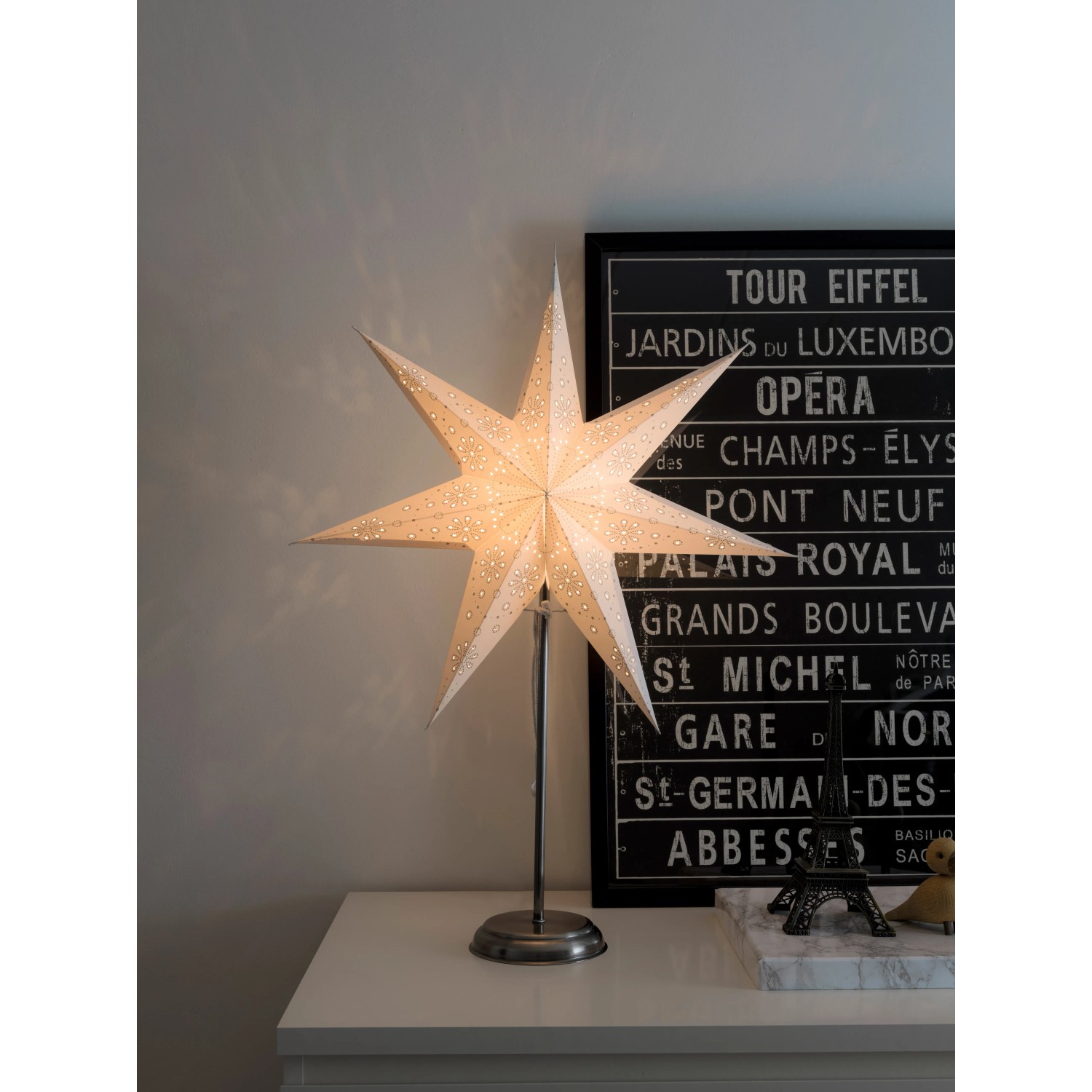 Konstsmide Papierstern Silber perforiert als Weihnachtsdeko für Innenräume.