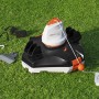 Flowclear Aquarover Poolroboter mit Zubehör auf Rasen. Automatischer Poolsauger für sauberes Wasser.