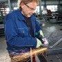 Mann schleift Metall mit Bosch Akku-Winkelschleifer GWS 18V-10 aus dem Professional Combi-Kit, Funken fliegen.