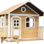 Axi Milan Spielhaus aus Holz in Braun und Weiß mit Bank vor der Veranda.