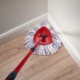 Vileda 3-in-1 Ersatzkopf Turbo Microfibre für Reinigungsgeräte im Einsatz in einer Ecke.