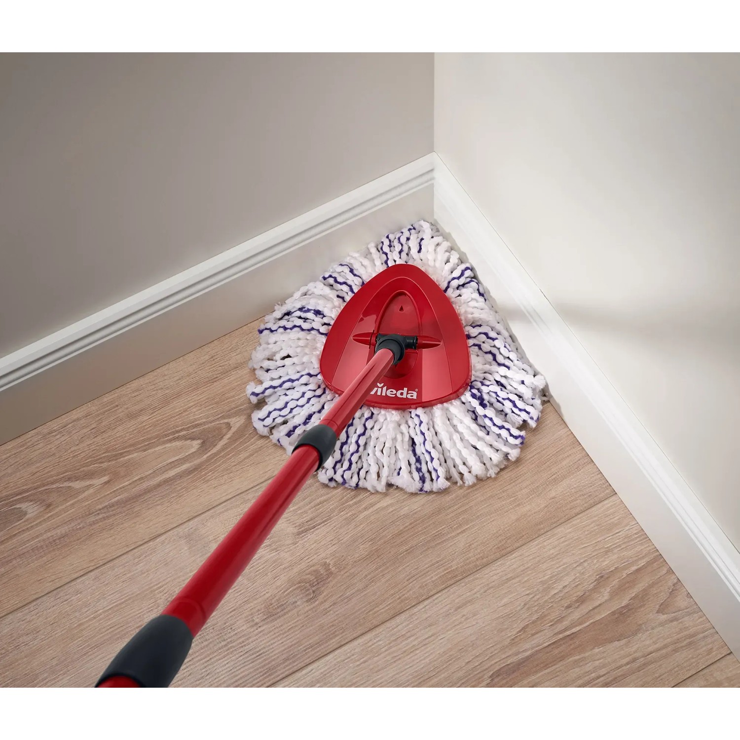 Vileda 3-in-1 Ersatzkopf Turbo Microfibre für Reinigungsgeräte im Einsatz in einer Ecke.
