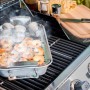 Char-Broil Grillpfanne mit Meeresfrüchten und Muscheln auf einem Grill. Grillutensil aus Edelstahl.