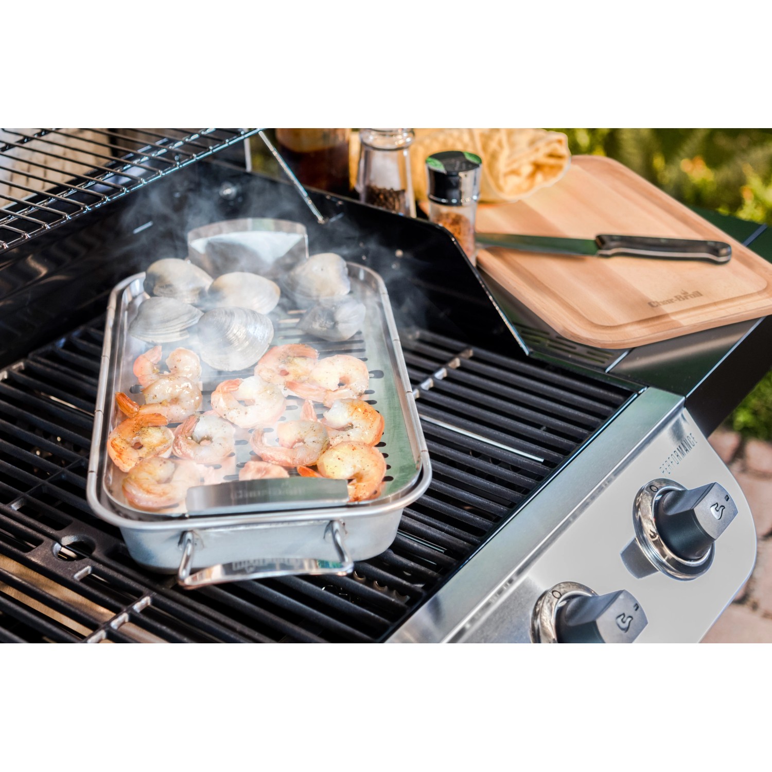 Char-Broil Grillpfanne mit Meeresfrüchten und Muscheln auf einem Grill. Grillutensil aus Edelstahl.