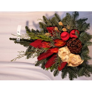 Rote Grabschale Basalt 20 cm mit Nobilis, Thuja, Zapfen und exotischen Trockenpflanzen.