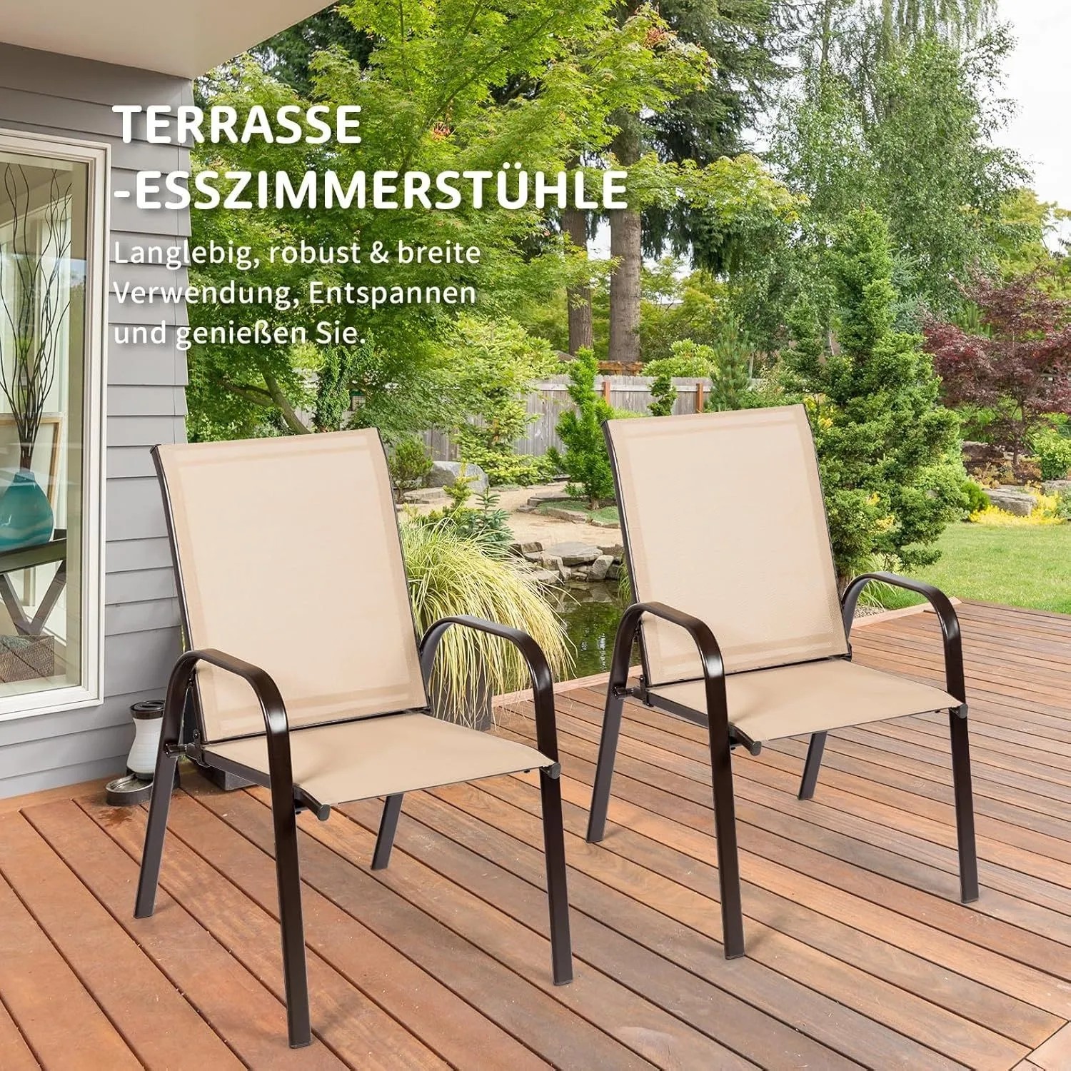 Zwei beige Gartenstühle mit dunklem Metallgestell auf Holzterrasse im Grünen. Ideal für Essgruppen im Outdoor-Bereich.