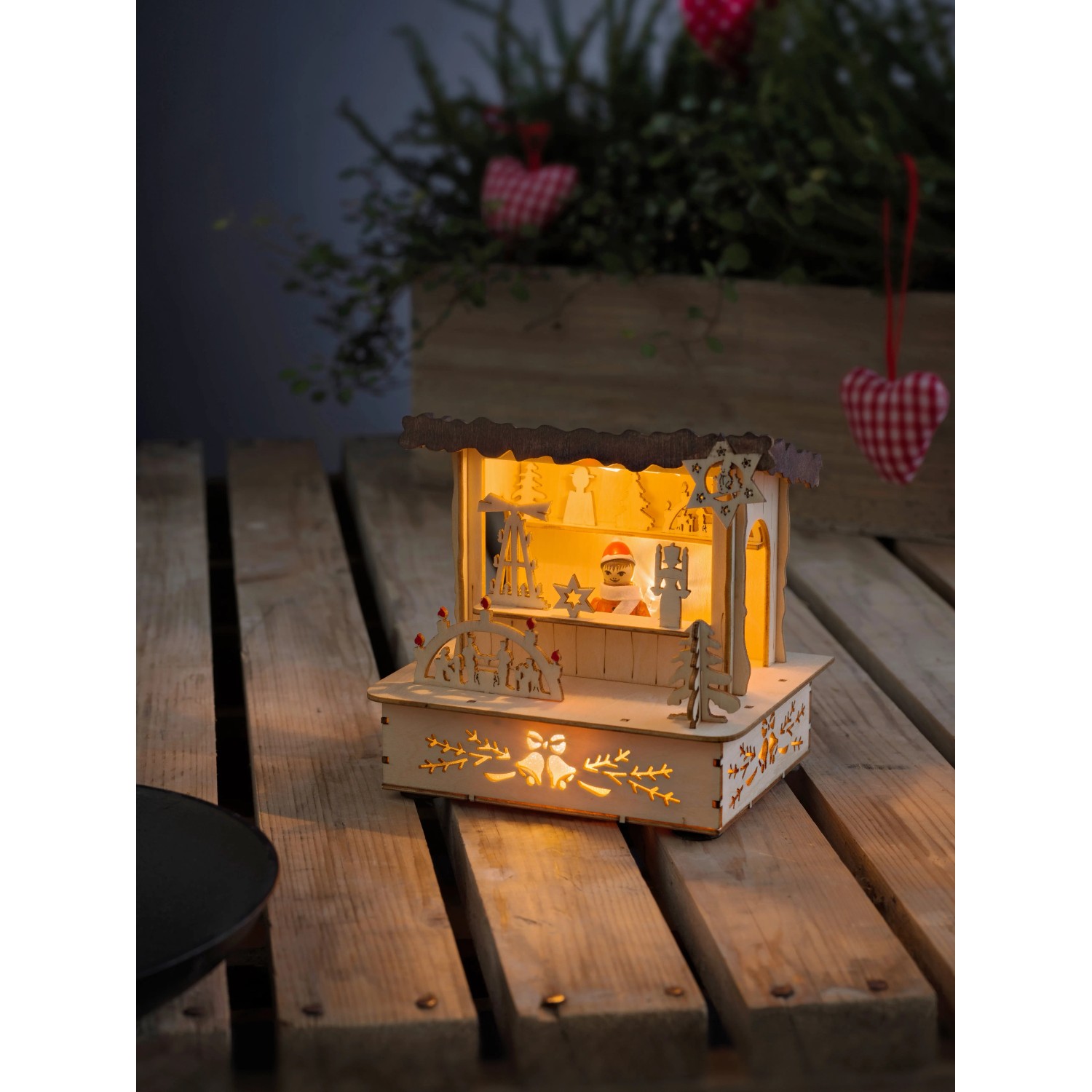 Silueta de madera con LED Konstsmide 2821-100, «Puesto de mercado con techo naranja»/para interiores (IP20)/3 diodos blancos cálidos/funciona con 3 Silueta de madera con LED Konstsmide 2821-100, «Puesto de mercado con techo naranja»/para interiores (IP20)/3 diodos blancos cálidos/funciona con 3