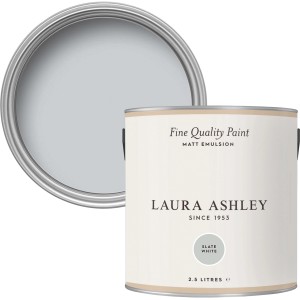 Laura Ashley Wandfarbe Slate White, hellgrau, 2,5 l im geöffneten Farbbehälter.