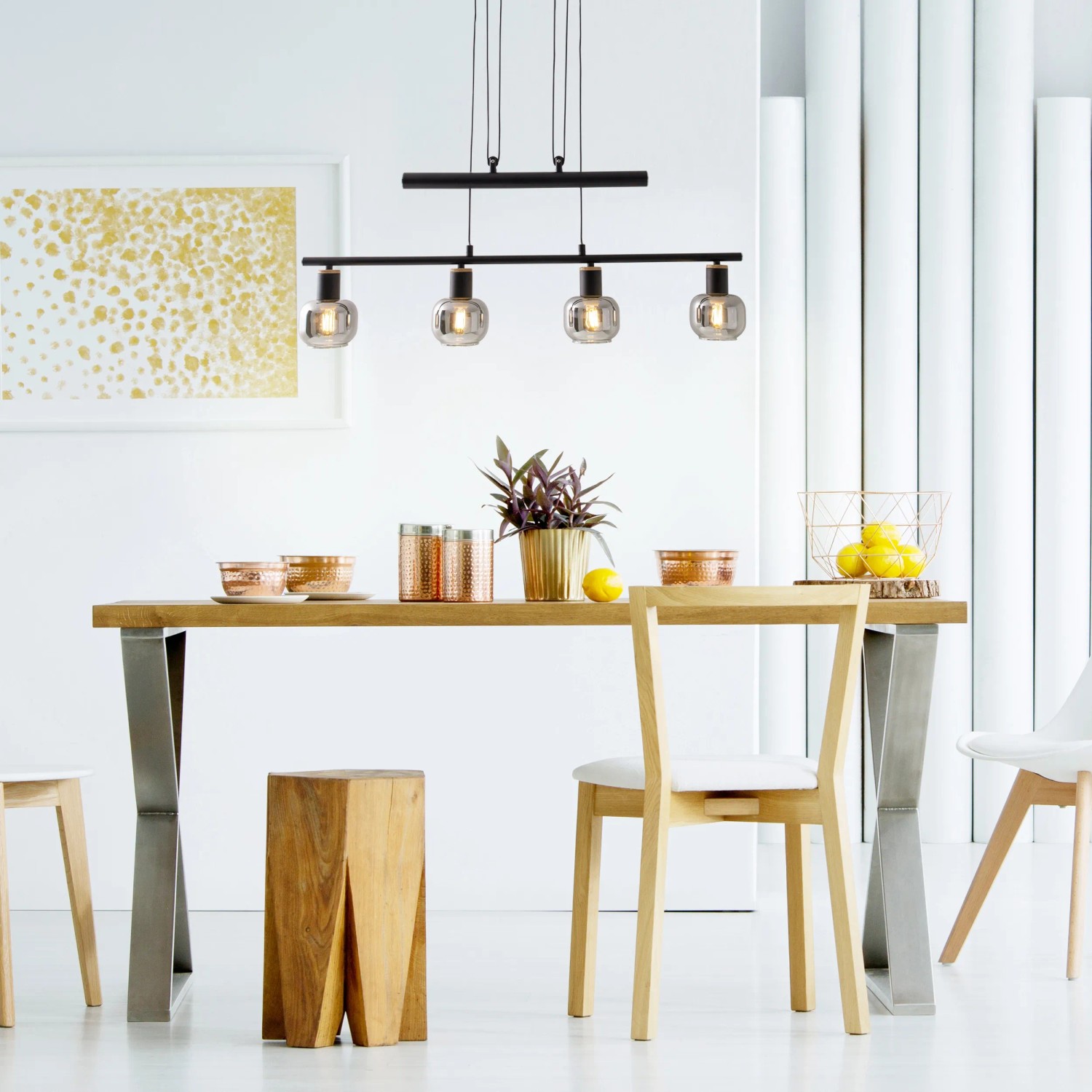 Näve Pendelbalkenleuchte Fumoso, 4-flammig, über Esstisch. Moderne Pendelleuchte in Schwarz mit getönten Gläsern.