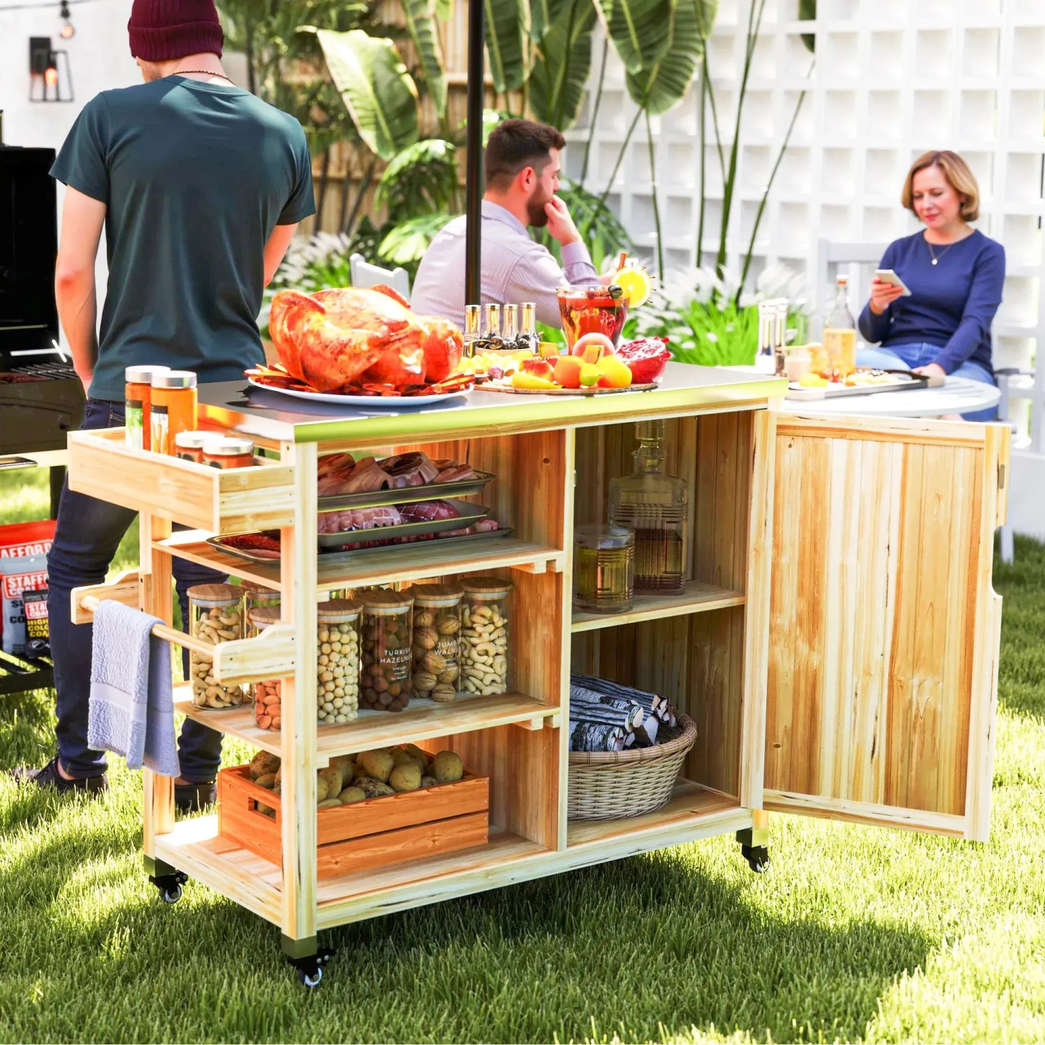 Outsunny Grillwagen aus Stahl und Tannenholz mit Ablageflächen und Rollen im Garten.
