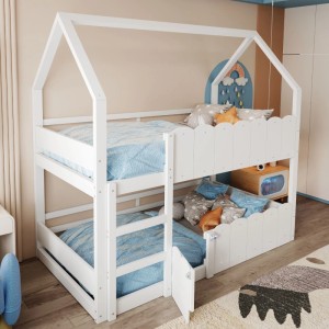 Weißes Kinder-Etagenbett aus Holz im Hausdesign mit Sicherheitsgittern und Leiter. Ideal für Spiel und Schlaf.