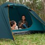 Bestway Alpine Dome Zelt für 4 Personen, blaugrün, mit zwei Personen im Inneren. Camping & Zubehör.
