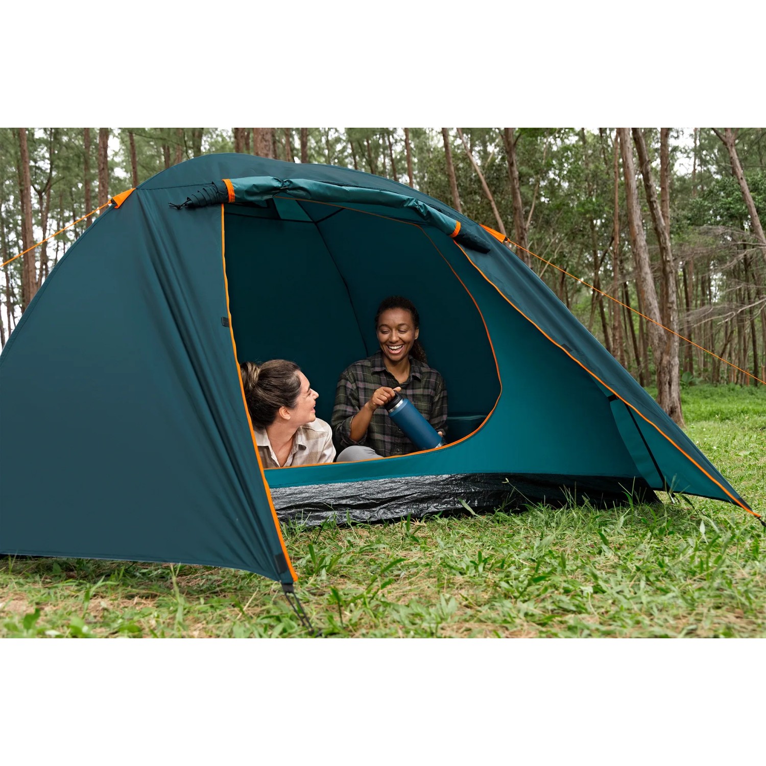 Bestway Alpine Dome Zelt für 4 Personen, blaugrün, mit zwei Personen im Inneren. Camping & Zubehör.