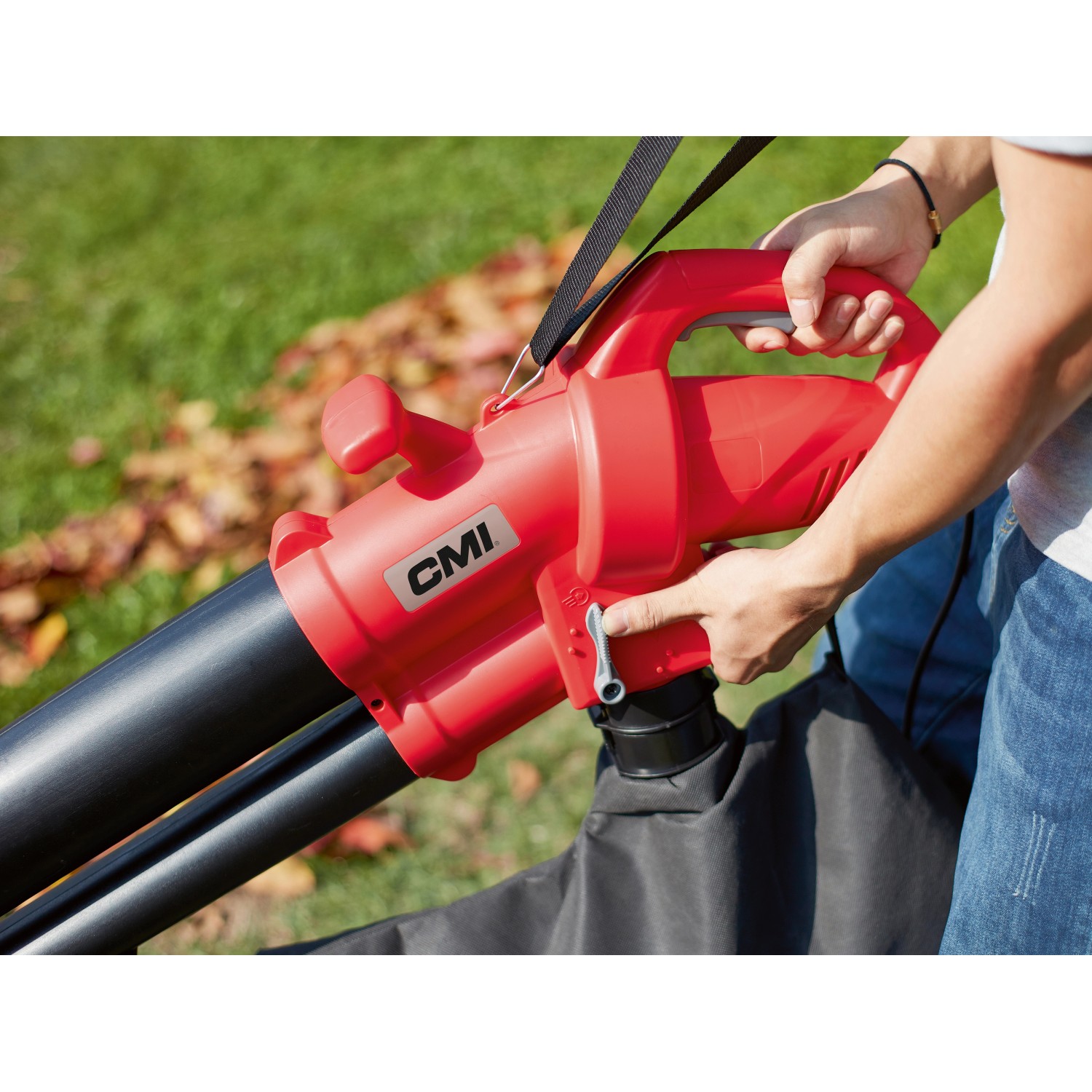 CMI Elektro-Laubsauger C-ELS-2500 in Rot mit Fangsack und Schultergurt in Nutzung.