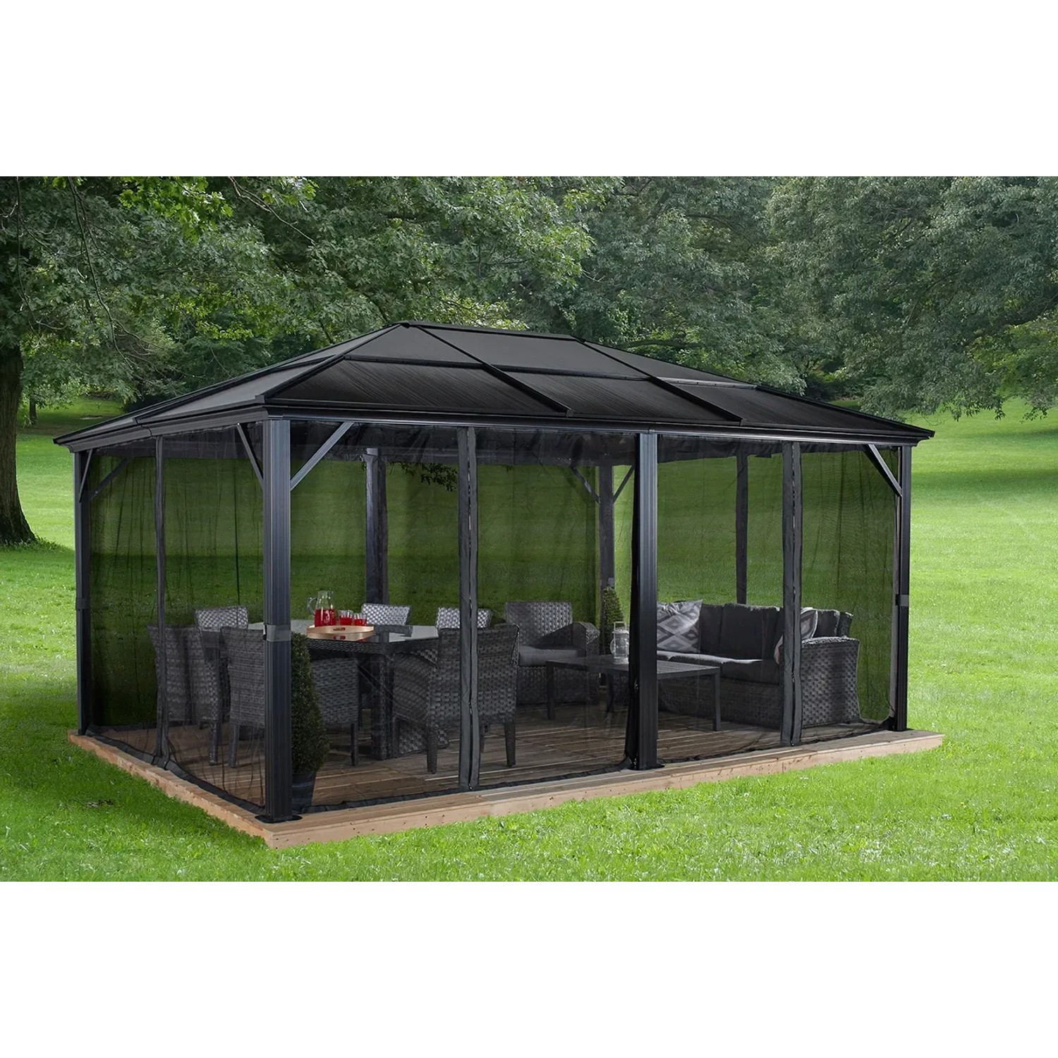 Anthrazitfarbener Sojag Pavillon Meridien 12x16 mit Moskitonetz und Möbeln im Garten.