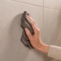 Montage des Tesa Handtuchhakens Moon Schwarz Matt an Fliesenwand mit Klebelösung.