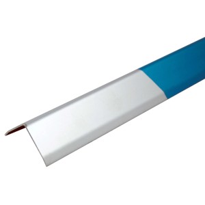Silbernes Edelstahl Kantenschutzprofil, L-förmig, mit blauer Schutzfolie. Robustes Profil für Kanten.