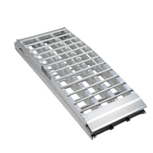 Zusammengeklappte, graue TRUTZHOLM Alu Auffahrrampe mit geriffelter Oberfläche für Autoanhänger.