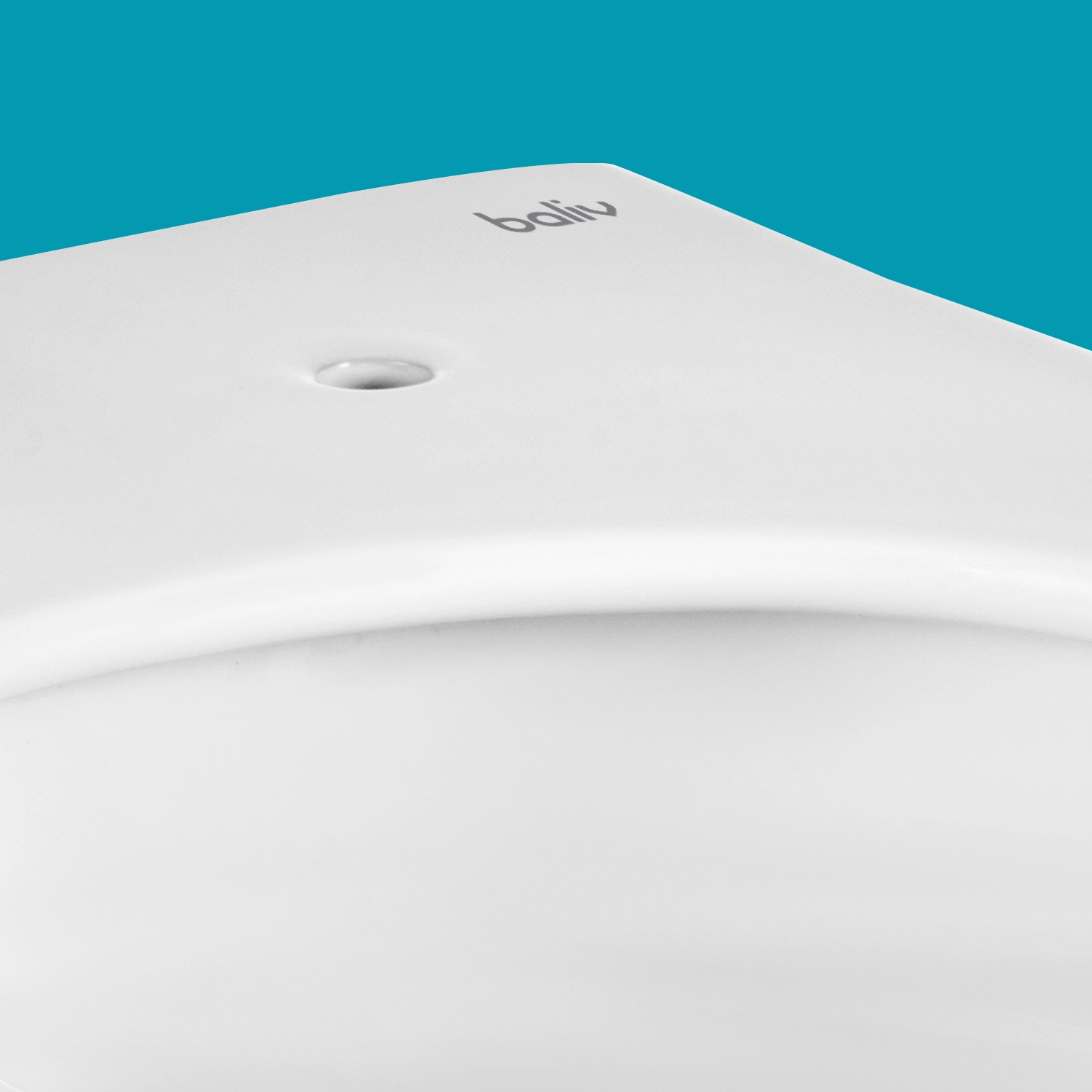 Detailaufnahme des weißen baliv Wand WC-Sets Newcastle mit spülrandlosem Design.