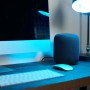Osram Matter Leuchtmittel GU10 Reflektorlampe PAR16 RGBW auf Schreibtisch mit Computer und Lampe.