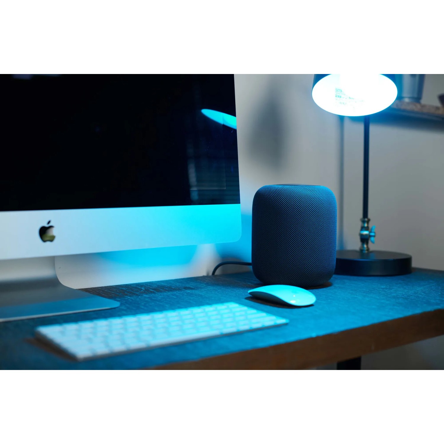 Osram Matter Leuchtmittel GU10 Reflektorlampe PAR16 RGBW auf Schreibtisch mit Computer und Lampe.