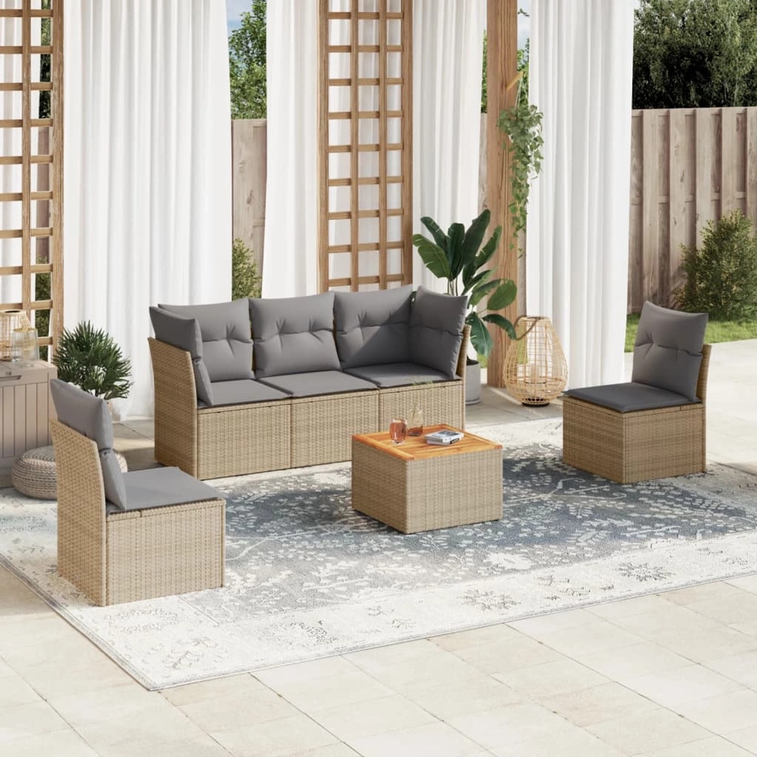 Beige 6-tlg. Garten-Sofagarnitur aus Rattan mit grauen Kissen. Gartenmöbel-Set mit Tisch, Sesseln und Sofa.