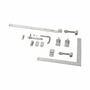 Beschläge für Gartentor Linea Nadelholz weiß, bestehend aus Winkel, Riegel, Scharniere und Schrauben.