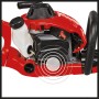 Detailaufnahme: Einhell GE-PH 2555 A Benzin-Heckenschere, rotes Gehäuse, Motor und Tank im Fokus.