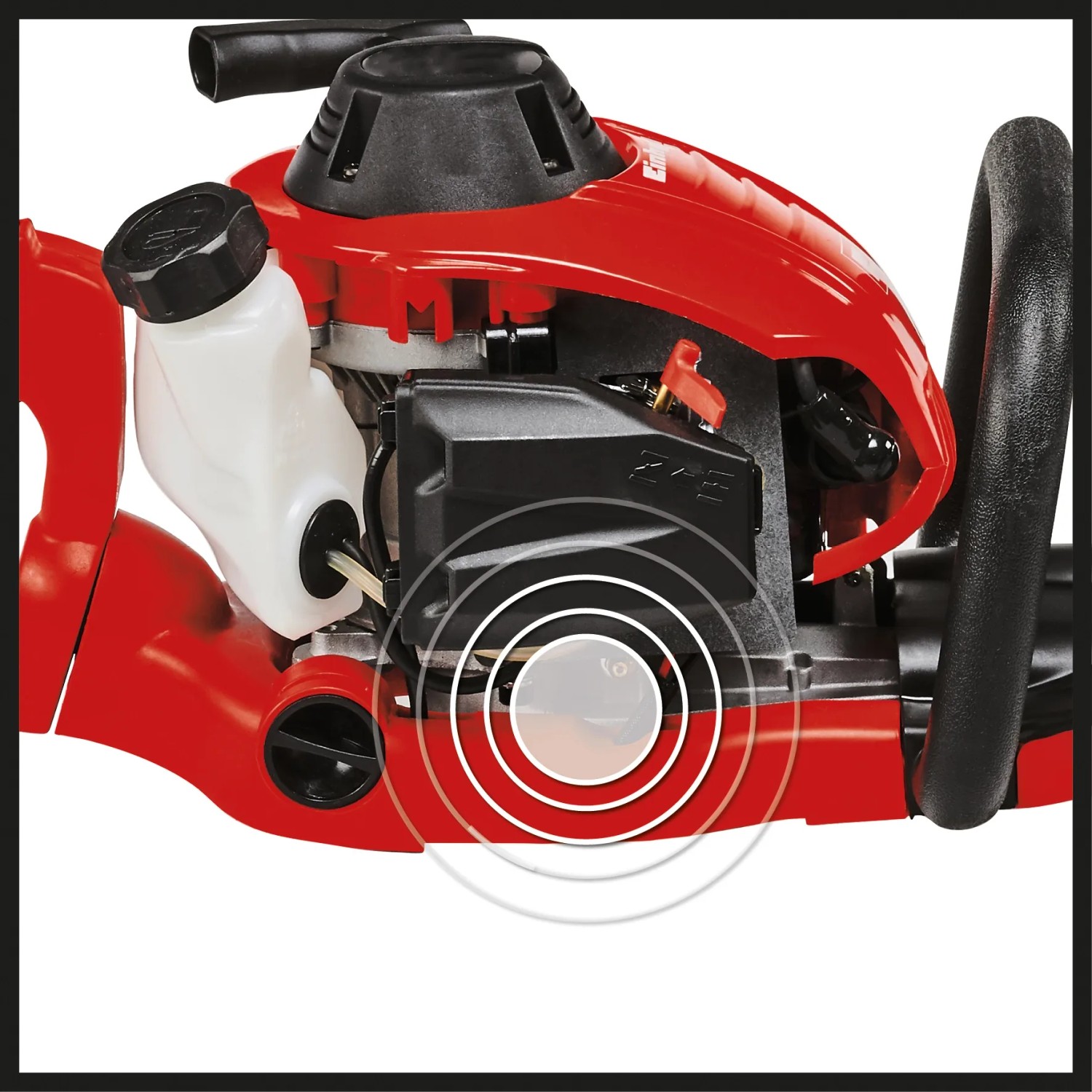 Detailaufnahme: Einhell GE-PH 2555 A Benzin-Heckenschere, rotes Gehäuse, Motor und Tank im Fokus.