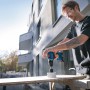 Bosch Professional Akku-Bohrschrauber GSR 18V-45 beim Bohren eines Lochs in Holz.