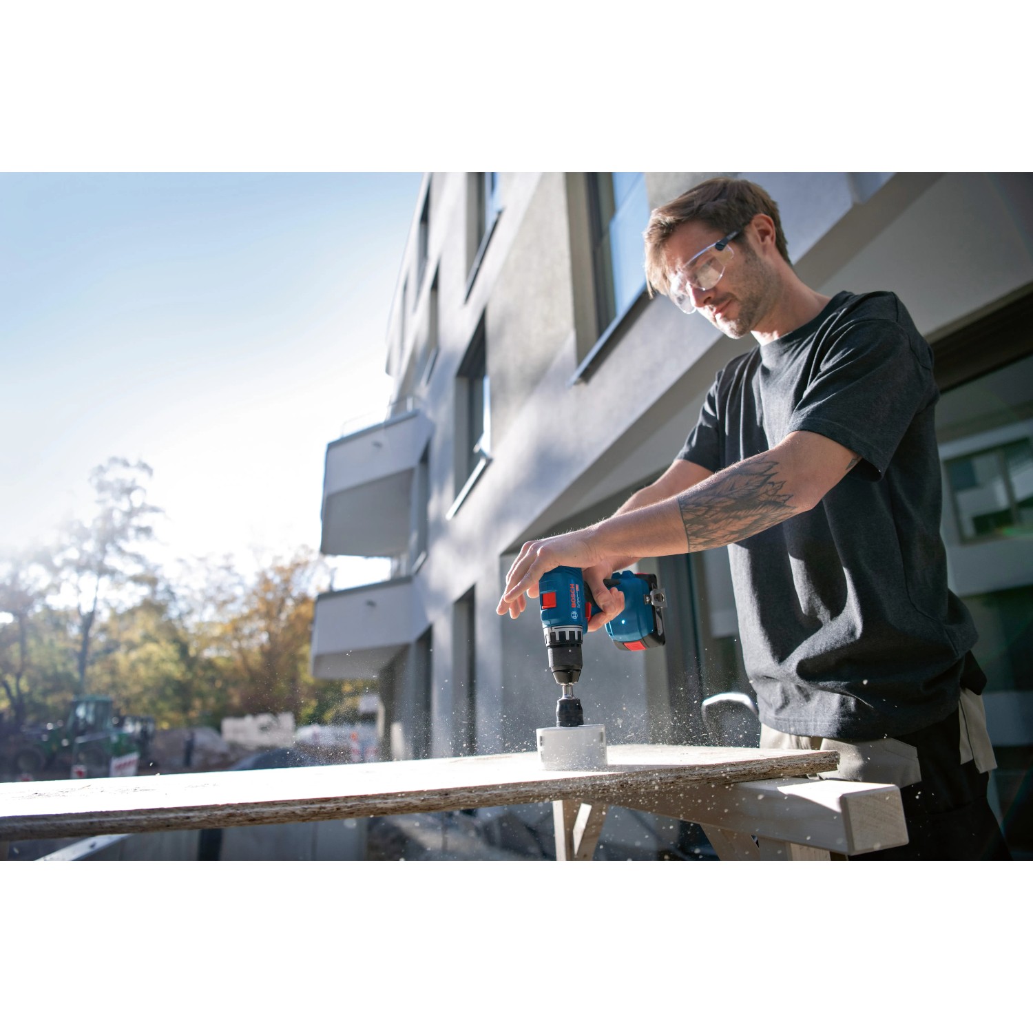 Bosch Professional Akku-Bohrschrauber GSR 18V-45 beim Bohren eines Lochs in Holz.