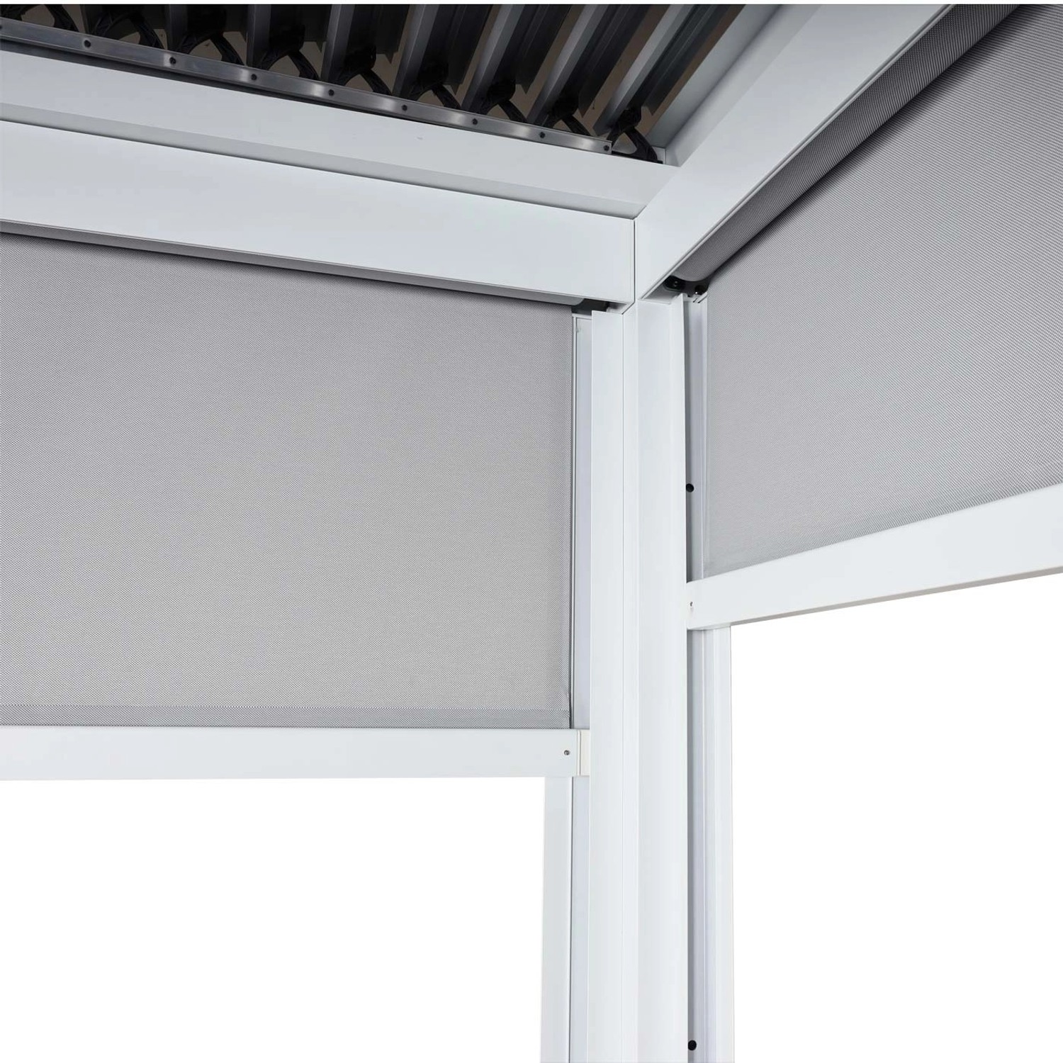 Detailansicht der weißen Alu Pergola mit Seitenwänden, Terrassenüberdachung.