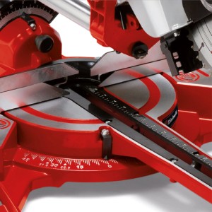 Einhell TC-SM 2131/1 Dual Zug-Kapp-Gehrungssäge, Detailansicht des Sägeblatts und der Winkelskala.