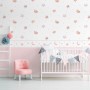 Dekorative Tapete für Kinderzimmer: Rosa-weiße Papiertapete mit Tiermotiven, Sternen und Monden.