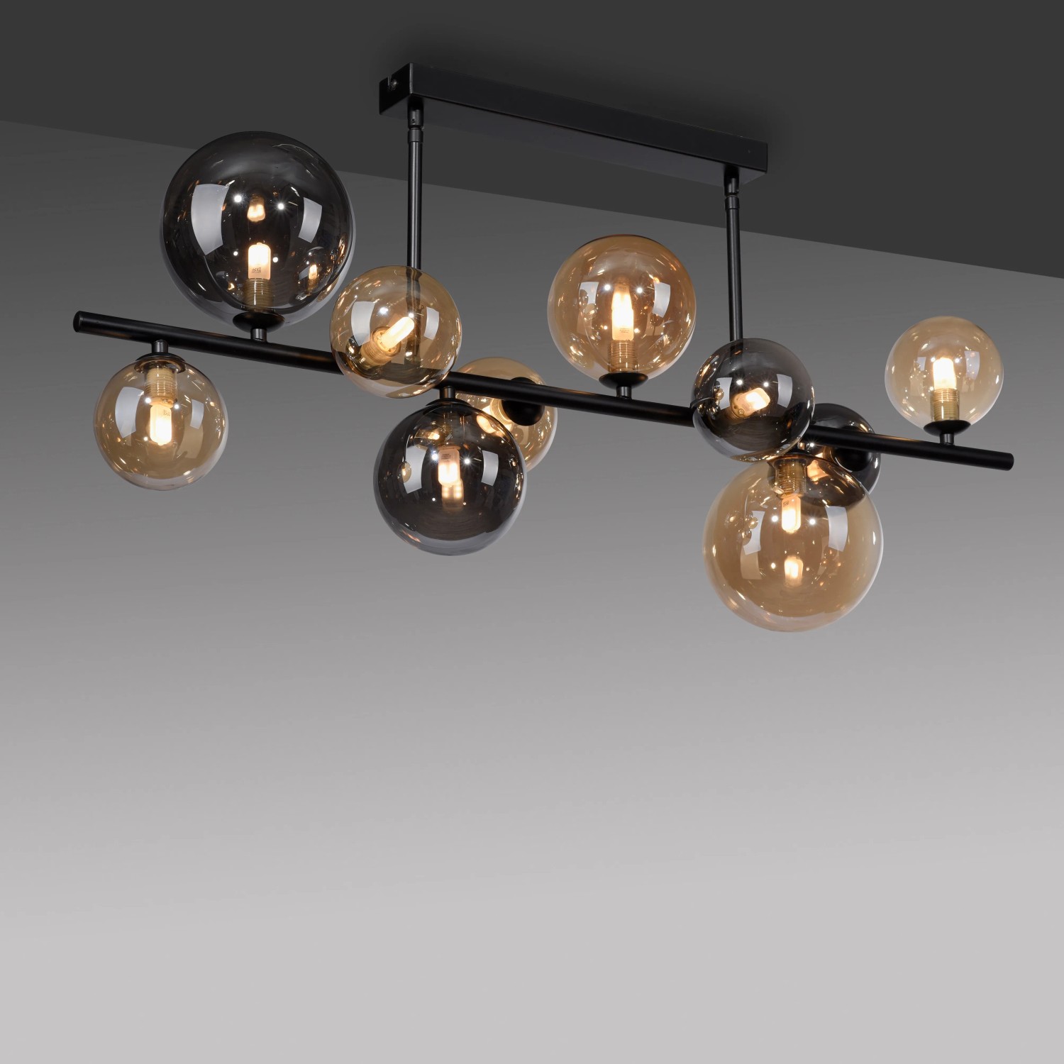 Paul Neuhaus Popsicle Deckenleuchte, 10-flammig, schwarz mit Amber- und Rauchglas-Kugeln.